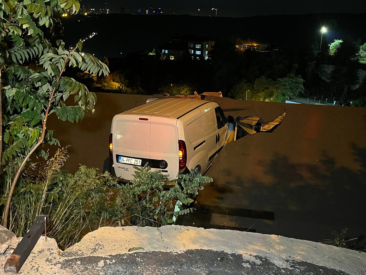 Sarıyer Kocataş\'ta evin çatısına düşen hafif ticari aracın sürücüsü yaralandı