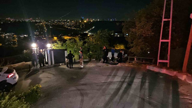 Sarıyer'de yokuşta kayıp çatıya uçan hafif ticari araçtan atlayan sürücü yaralandı