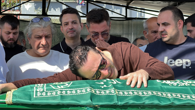 Şarkıcı Atilla Taş'ın kızı gözyaşları arasında toprağa verildi