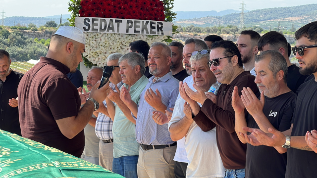 Şarkıcı Atilla Taş'ın kızı gözyaşları arasında toprağa verildi