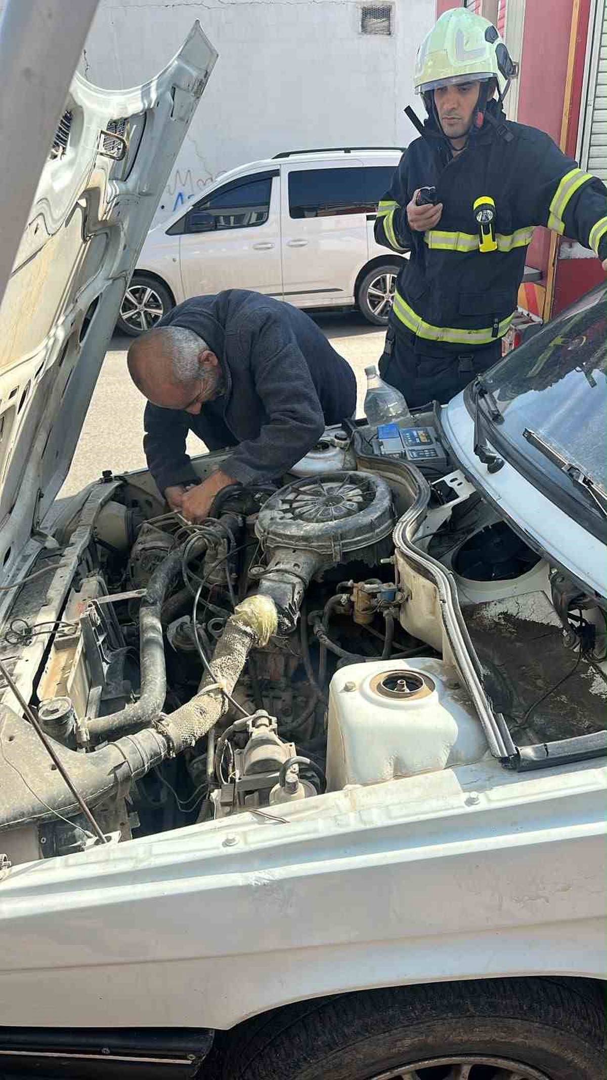 Siirt\'te motorundan duman çıkan araç, Rus Pazarı önünde alev aldı, itfaiye söndürdü