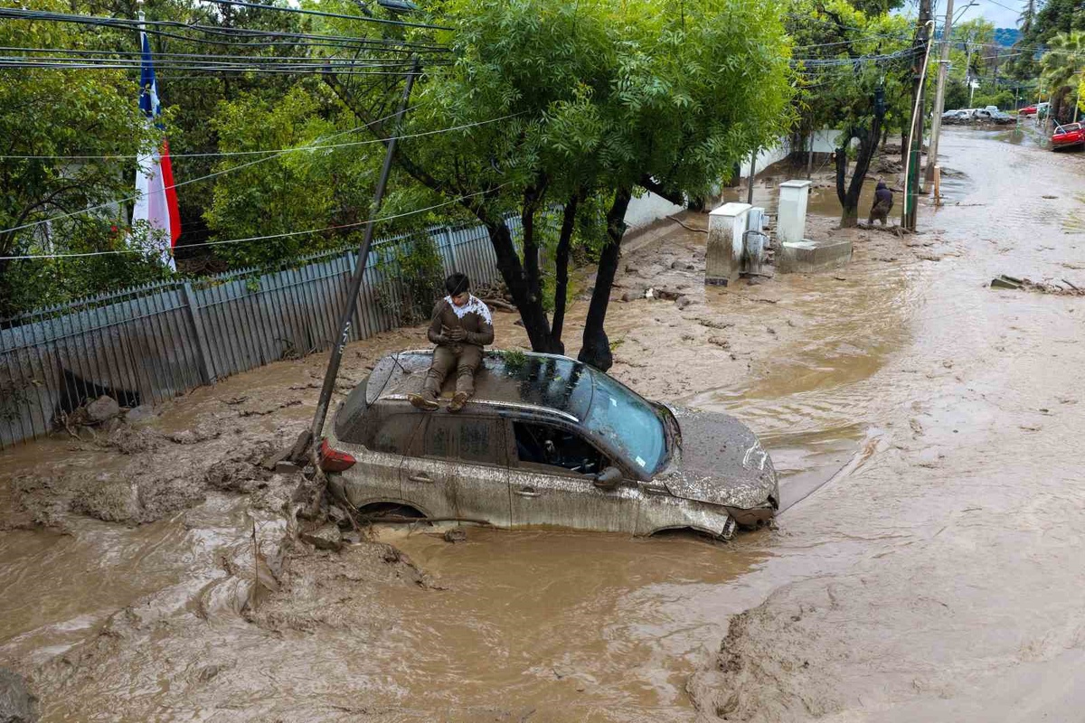 Santiago\'da selde 6 kişi yaralandı, Las Condes\'te OHAL ilan edildi, otobüs sürüklendi
