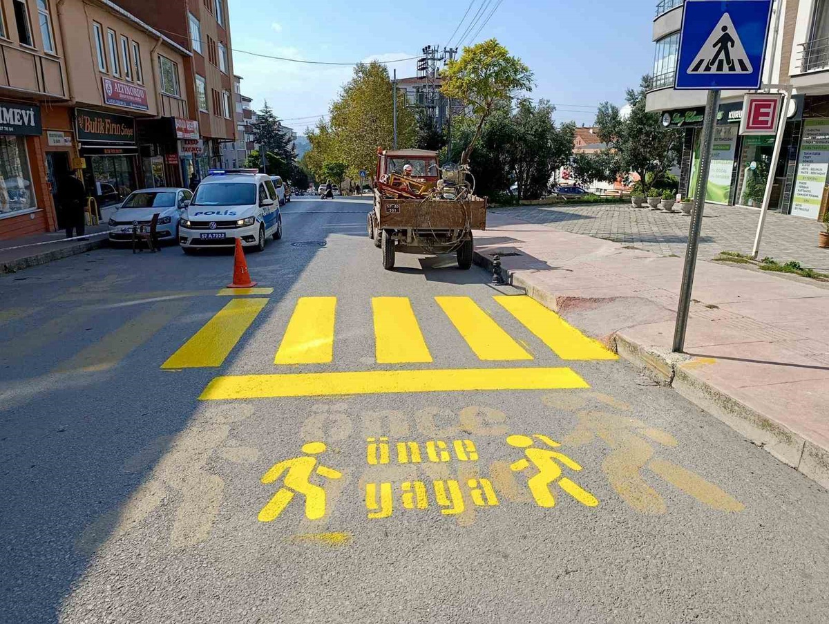 Sinop\'ta belediye ekipleri okul çevreleri ve merkezdeki yaya geçitlerini yeniliyor