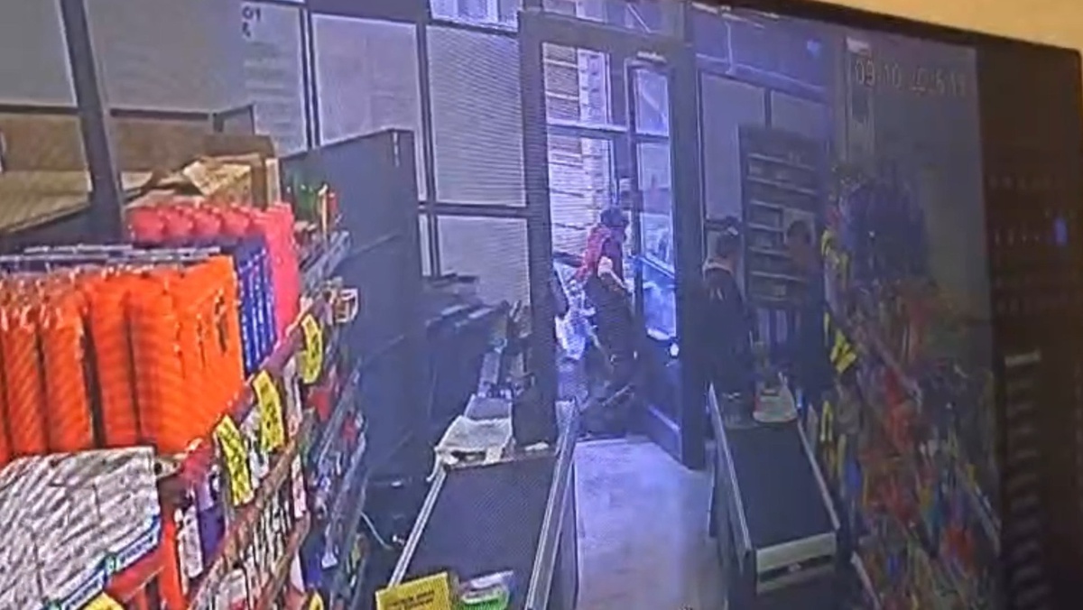 Şişli\'de otomobil marketten çıkan müşteriye çarptı, yaralı hastaneye kaldırıldı
