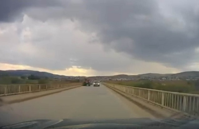 Sivas'ta hatalı sollama yapan sürücü, karşı otomobille çarpışmaktan son anda kurtuldu