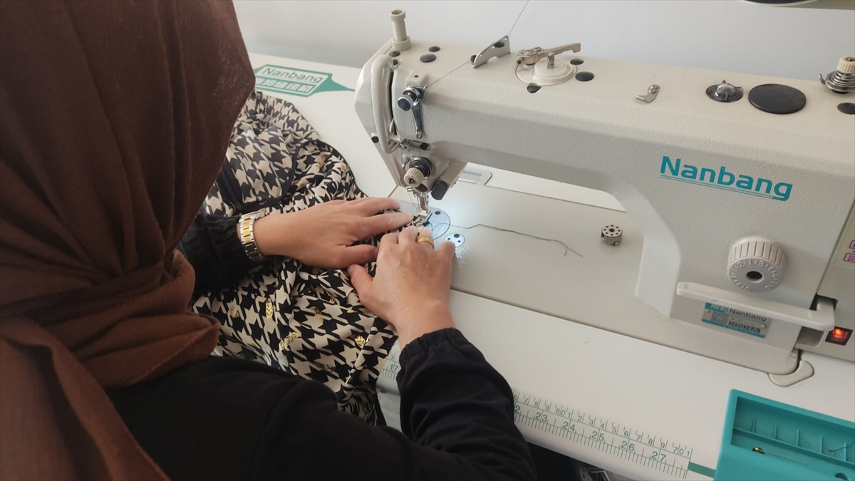 Sivas Ulaş\'ta kadınlara giysi dikim kursu başladı, 22 kursiyer eğitime katıldı