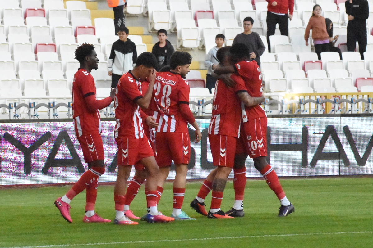 Ekenler Beton Sivasspor, Pendikspor\'u 4-1 mağlup edip iç sahada ilk kez kazandı