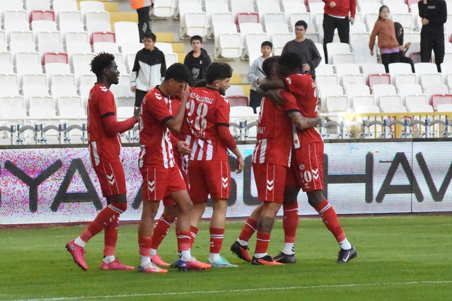 Ekenler Beton Sivasspor, Pendikspor'u 4-1 mağlup edip iç sahada ilk kez kazandı