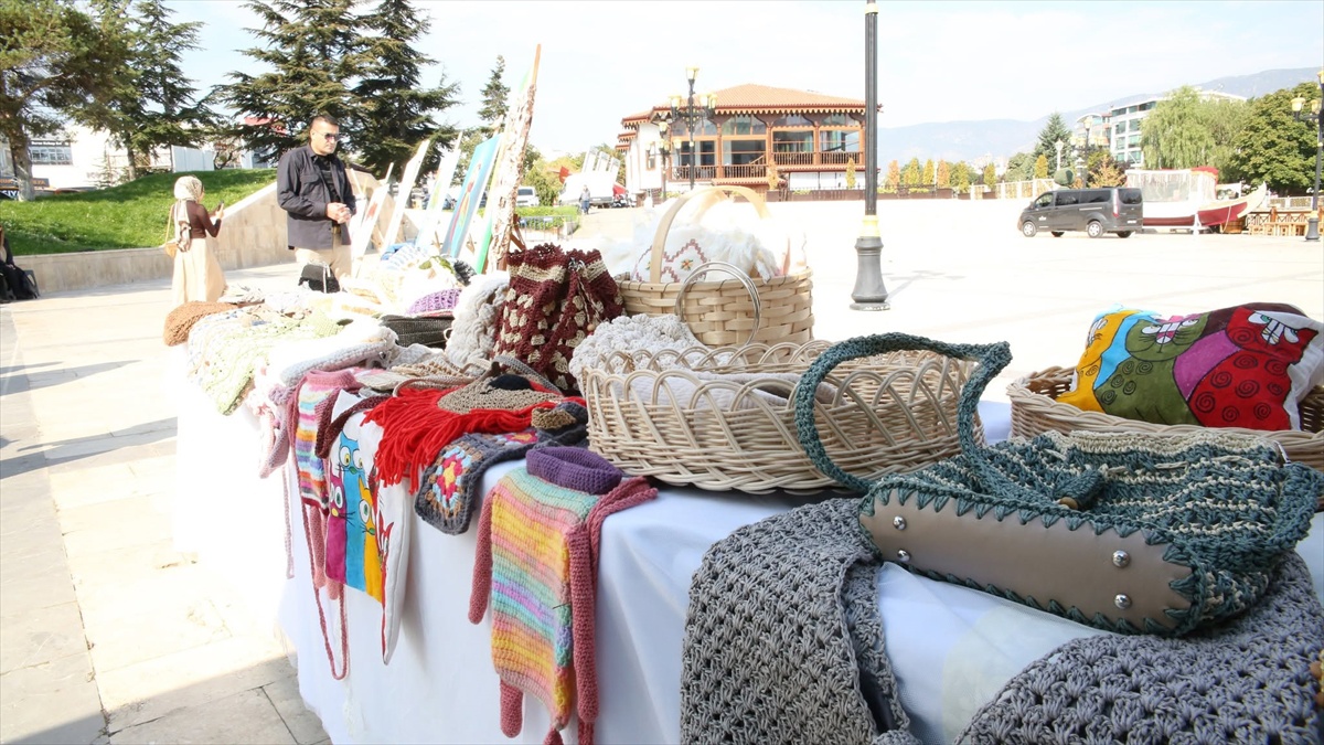 Tokat\'ta Toplum Ruh Sağlığı Merkezi danışanları Hıdırlık Meydanı\'nda sergi açtı
