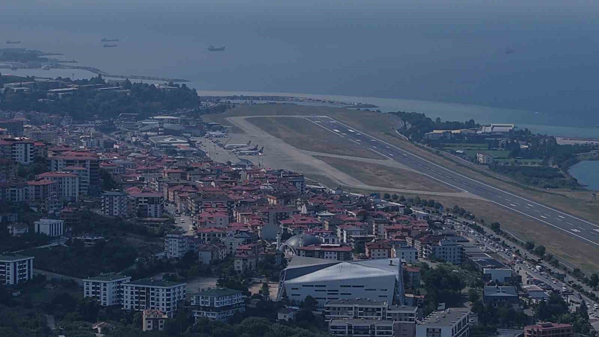 Deniz üzerine kurulacak yeni Trabzon havalimanında 97 milyon tonluk dolgu başladı