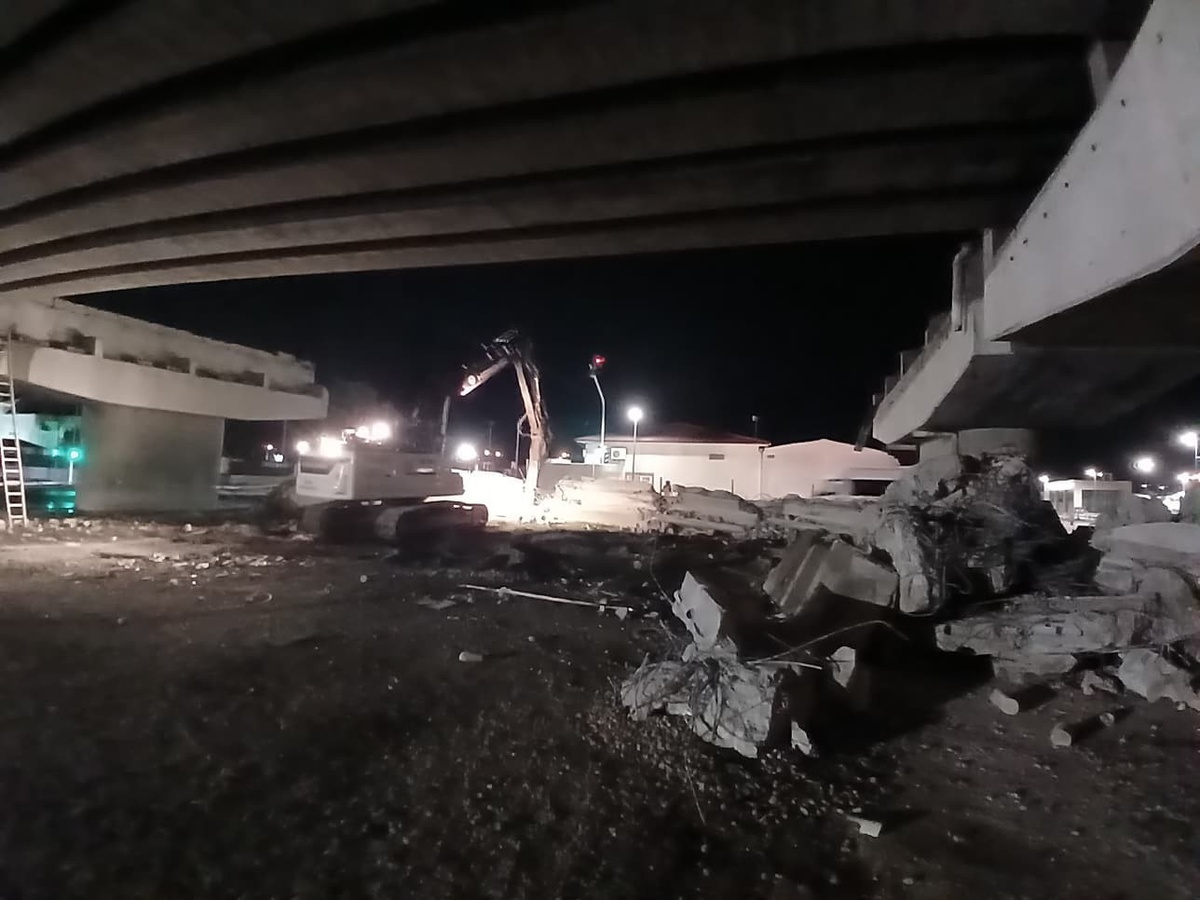 Trabzon\'daki Reşadiye Viyadüğü\'nde beton kirişler vinçle gece gündüz sökülüyor