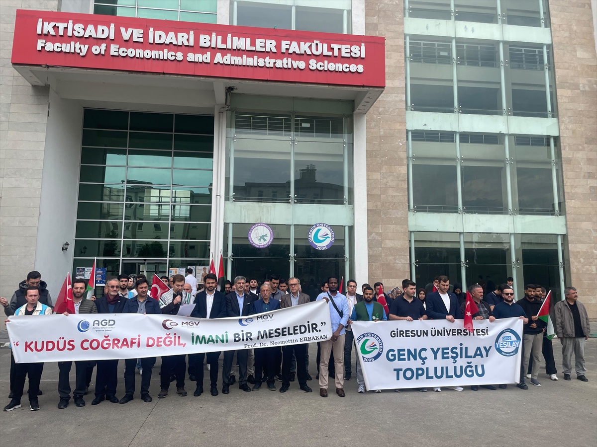 AGD öncülüğünde Trabzon ve Giresun\'da üniversiteliler İsrail\'i protesto etti