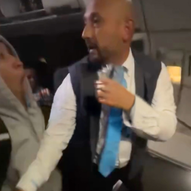 Uçakta ortalık karıştı! Hostes yolcuyla boğuşup kapıdan uzaklaştırdı