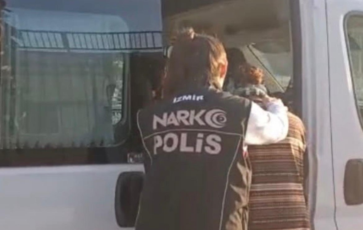 İzmir\'de 22 yıl 6 ay 5 gün hapisle aranan şüpheli uyuşturucudan yakalandı