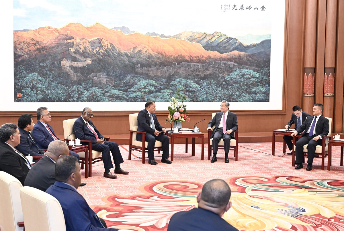 Wang Yi, Beijing\'de Pasifik ada ülkeleri heyetiyle bir araya geldi