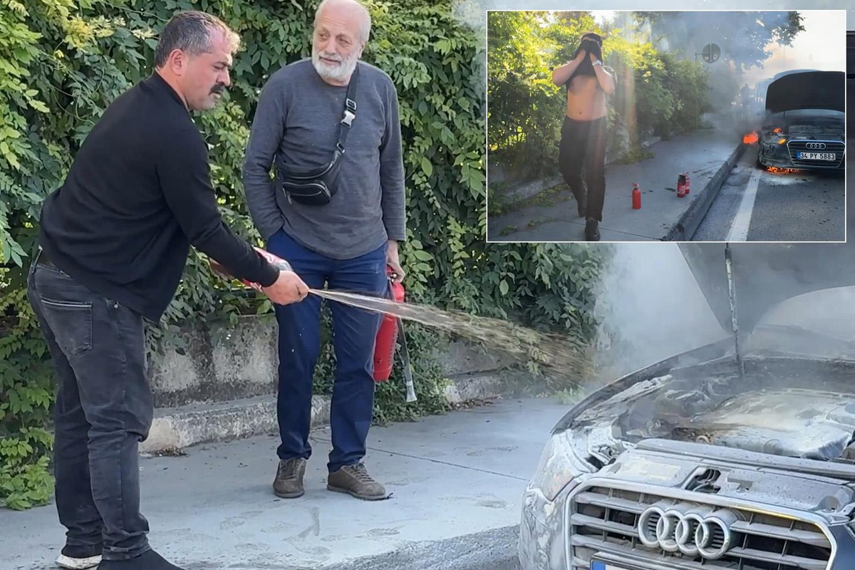 Yanan aracı kola ile söndürmeye çalıştı