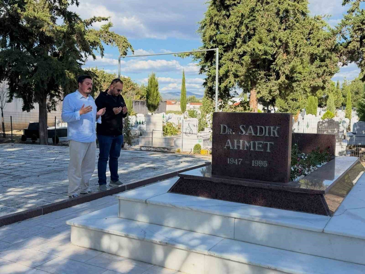 Yeniden Refah Gençlik Kolları Başkanı Efe, Gümülcine\'de Sadık Ahmet\'in kabrine gitti