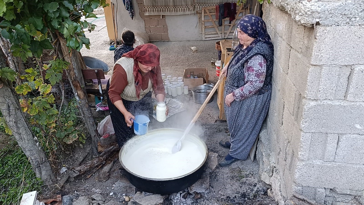 Yozgat Çekerek\'te şişe tarhanası kurutulmadan şişelere konularak yıllarca saklanıyor