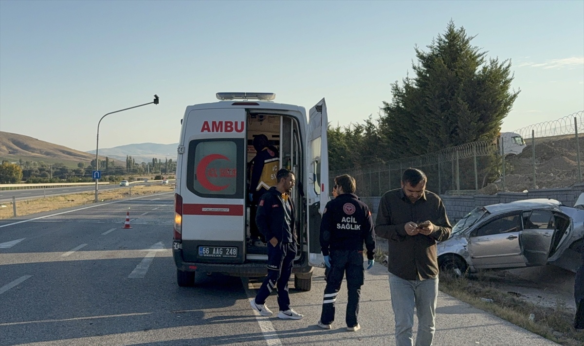 Yozgat\'ta otomobil refüje devrildi, 3 kişi yaralandı, birinin durumu ağır