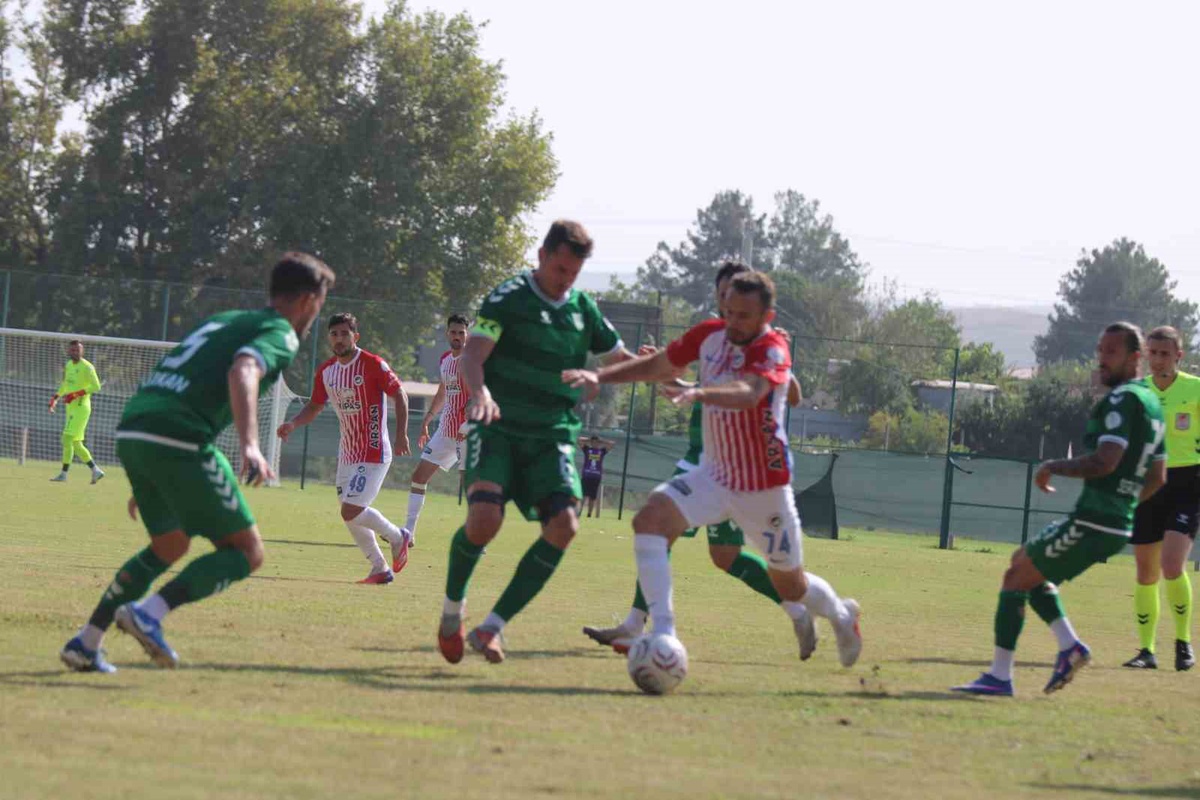 12 Bingölspor, bakım nedeniyle Osmaniye\'de oynanan maçta İstiklalspor\'u 2-1 yendi