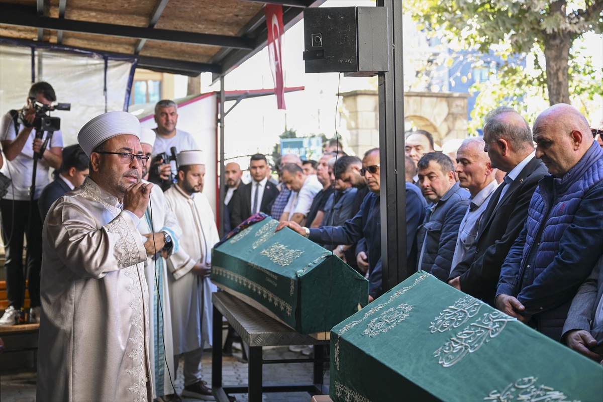 Maltepe\'deki kısmi çökmede ölen İnan kardeşler için cenaze töreni düzenlendi