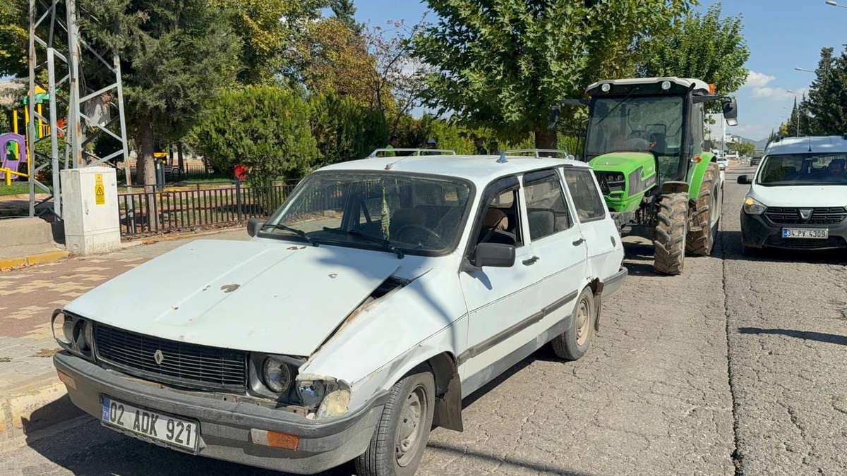 Adıyaman\'da 4 araçlı zincirleme kazada 1 kişi yaralandı, hastaneye götürüldü