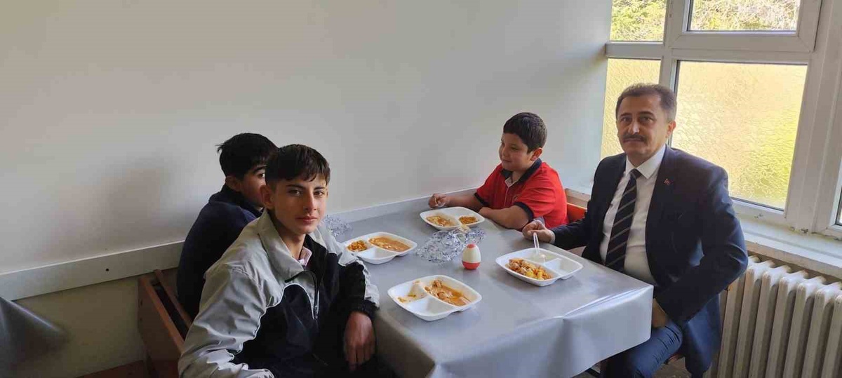 İlçe Milli Eğitim Müdürü Keleş, Bolvadin\'de taşımalı öğrencilerle yemekte buluştu