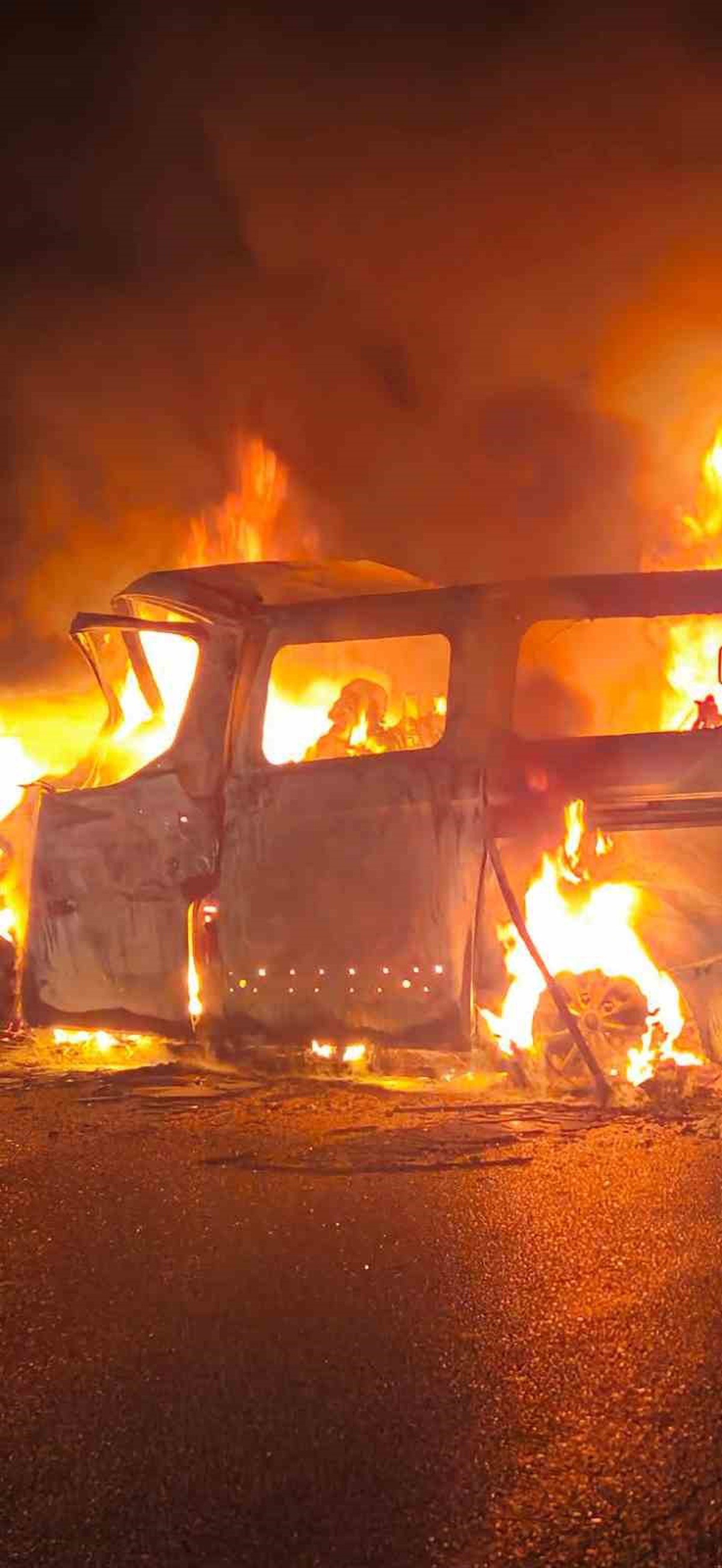 Afyonkarahisar Dinar\'da minibüs tıra çarparak alev aldı, sürücü yanarak can verdi