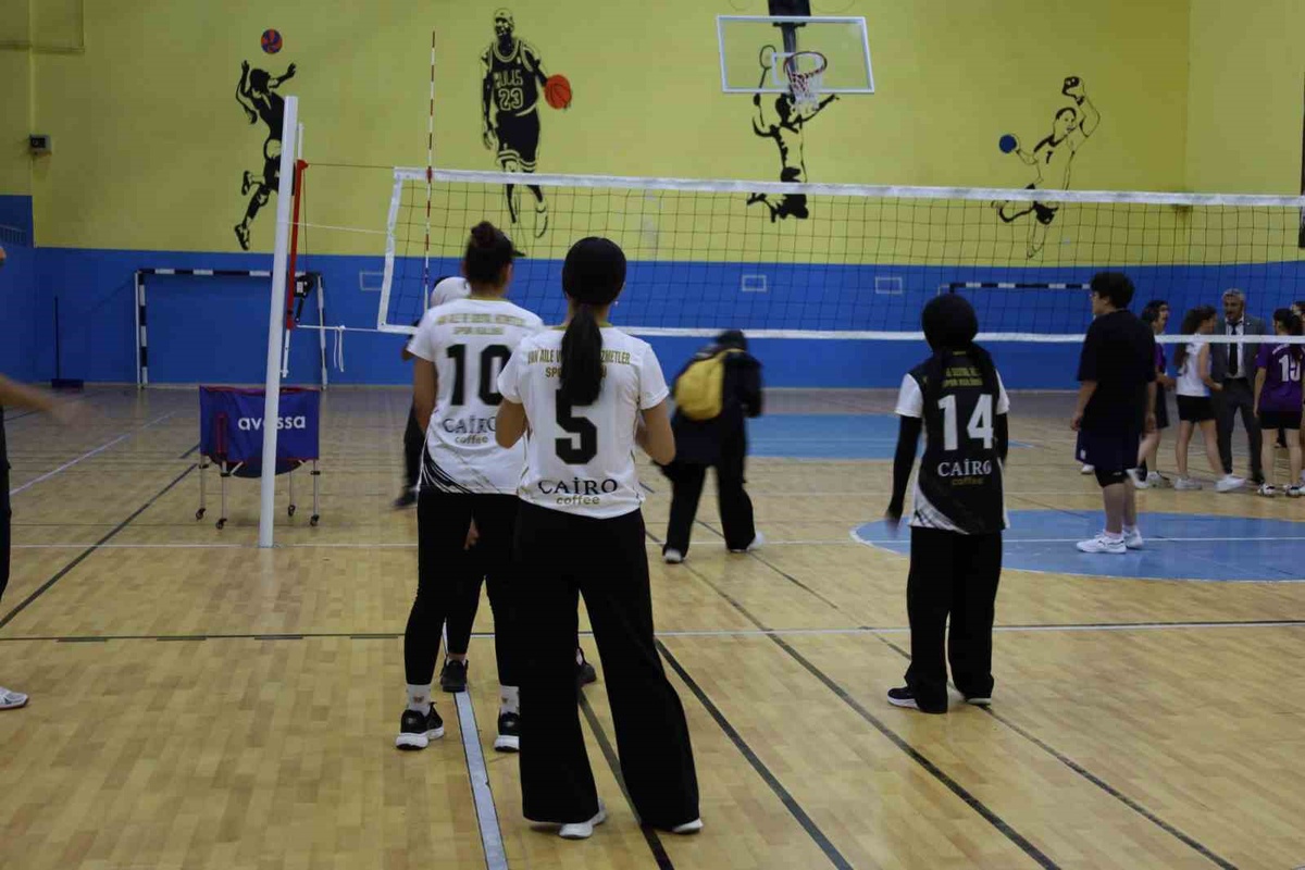 Ağrı ve Van Çocuk Hakları Komitesi kız voleybol takımları şampiyonada karşılaştı