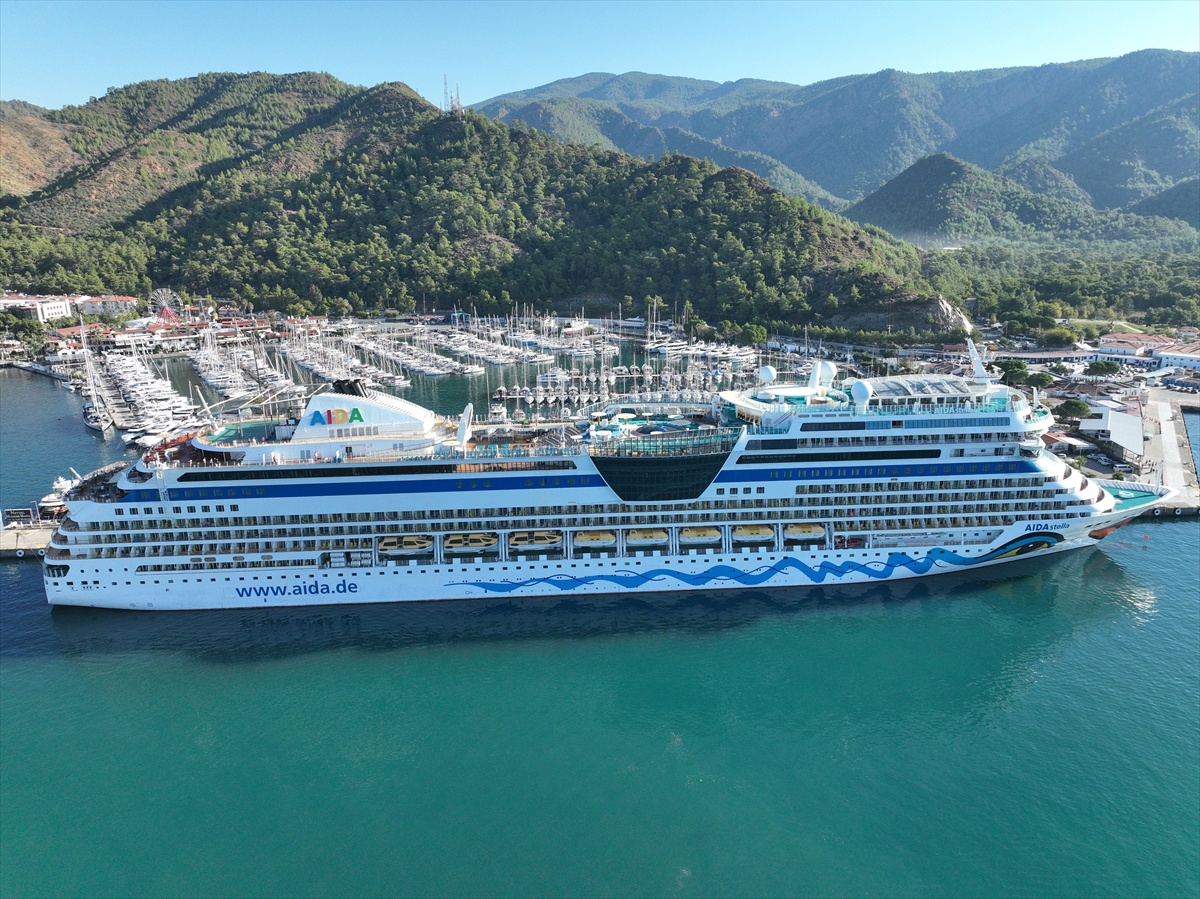 Marmaris\'e çoğu Alman 2 bin 305 yolcu getiren Aida Stella akşam Antalya\'ya gidecek