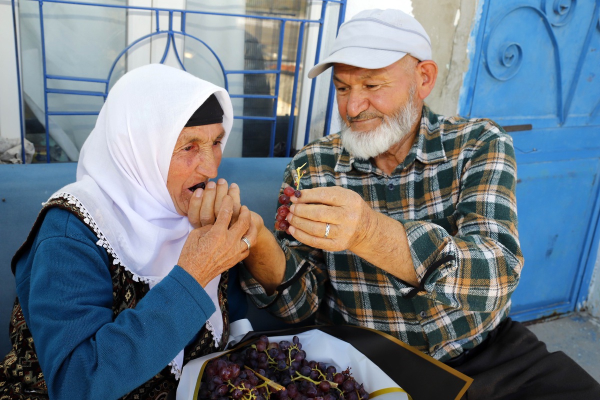 Aksaray\'da Ramazan Keser, 58 yıllık eşine doğum gününde çiçek yerine üzüm buketi verdi