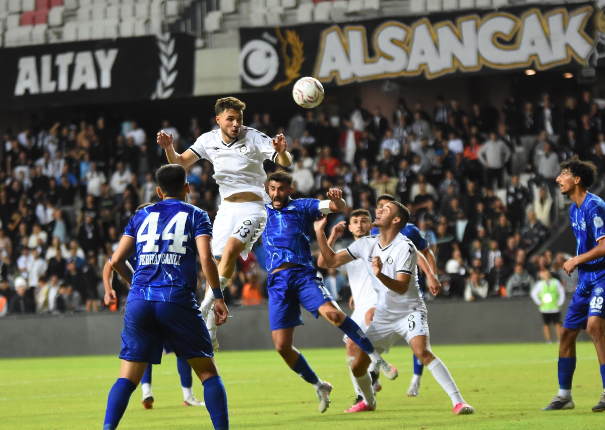 Uşakspor, yarın Altay karşısında evindeki namağlup ünvanını korumak istiyor