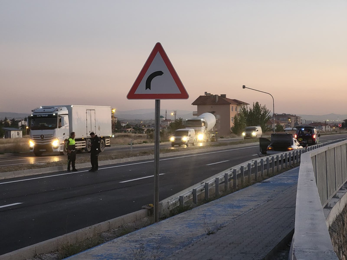 Ankara Çubuk\'ta otomobil, 10 yaşındaki bisikletli çocuğa çarptı, sürücü yaralandı