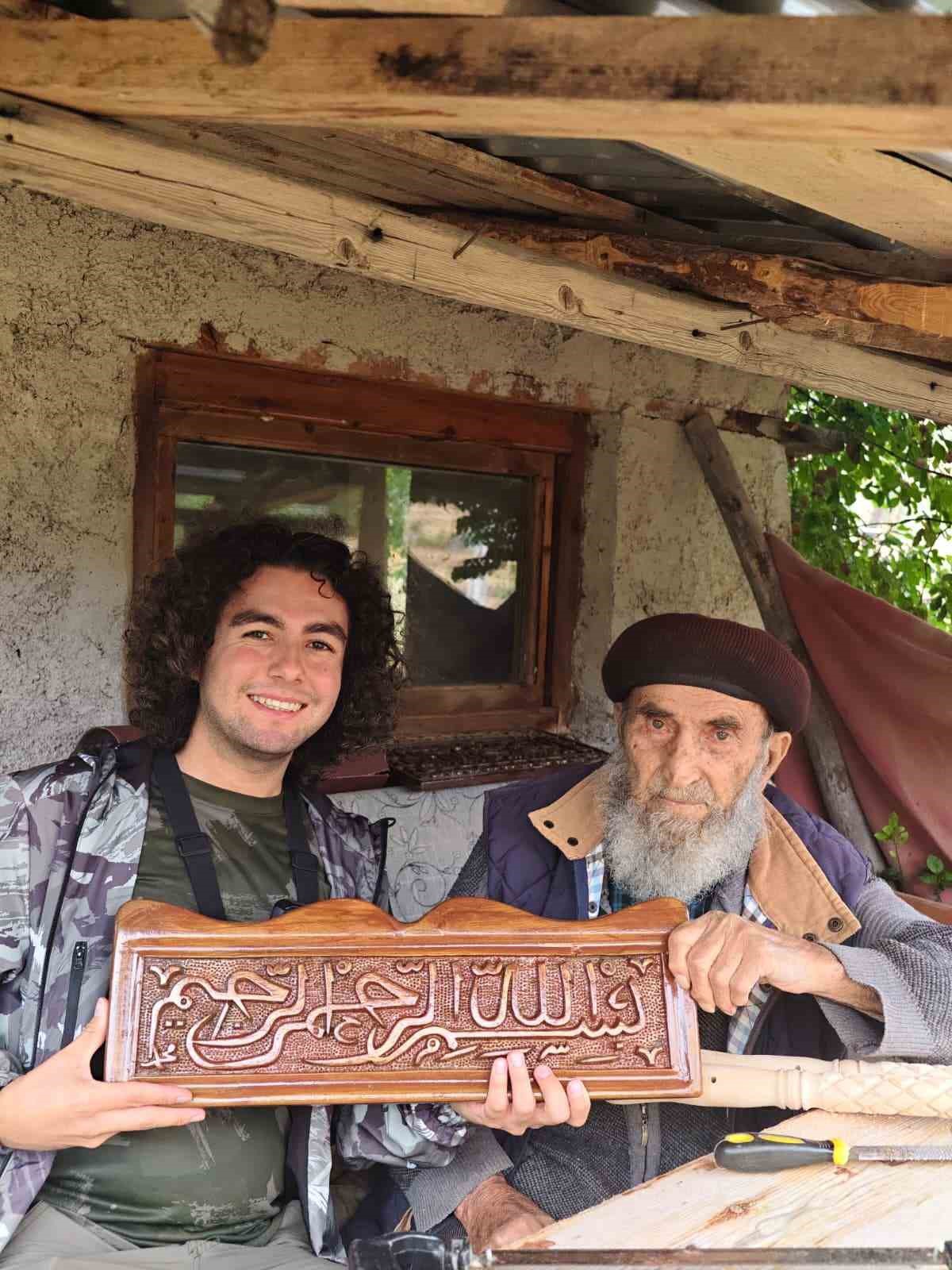 Kızılcahamam\'da 93 yaşındaki usta, 60 yıldır bastonları karşılıksız hediye ediyor