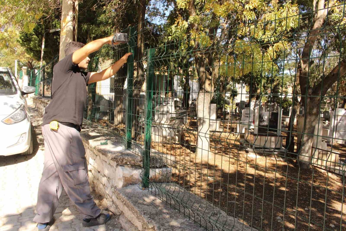 Antalya Büyükşehir Belediyesi Elmalı\'da mezarlıkta güvenlik çalışması başlattı