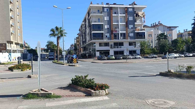 Manavgat'ta otomobil motosikletle çarpıştı, yabancı plakalı araç trafikten men edildi