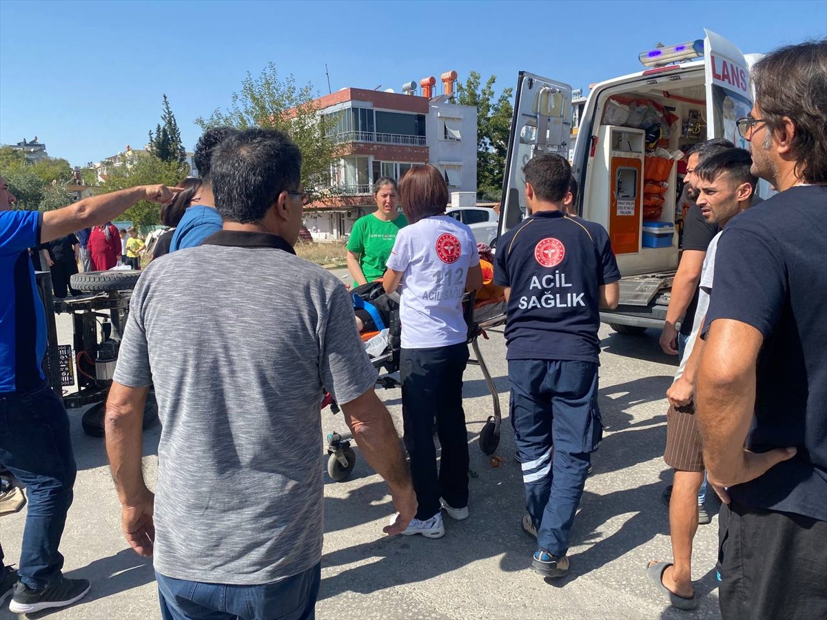 Antalya Serik\'te otomobille çarpışan elektrikli bisikletteki 2 kişi yaralandı