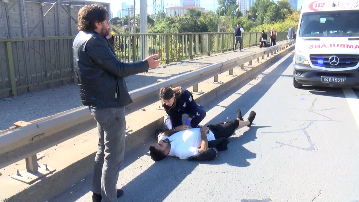 Ataşehir TEM\'de motosiklet otomobile arkadan çarptı, iki kişi yaralandı