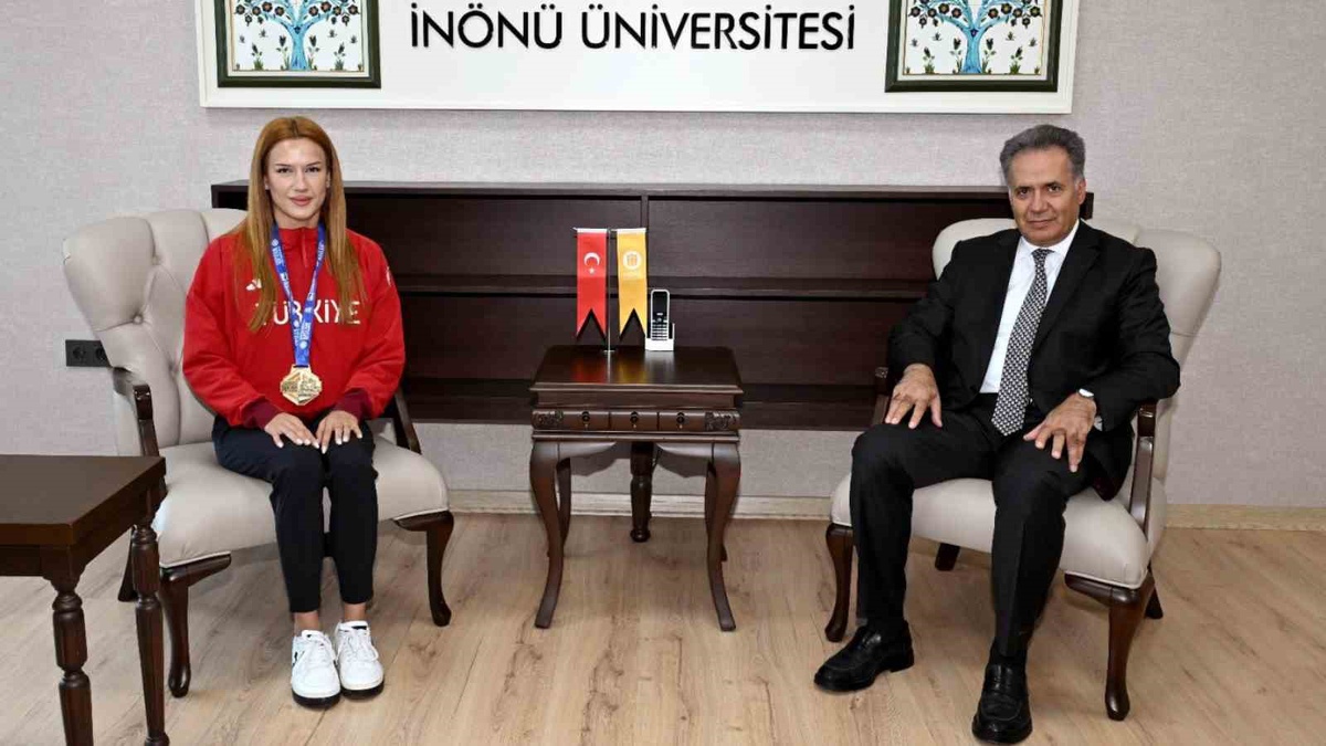 İnönü Üniversitesi Rektörü Akpolat, Avrupa şampiyonu boksör Akbaş\'a hediye verdi