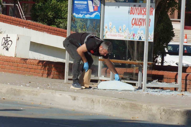 Aydın'da adliye önündeki durakta bulunan şüpheli paket fünyeyle patlatıldı, boş çıktı