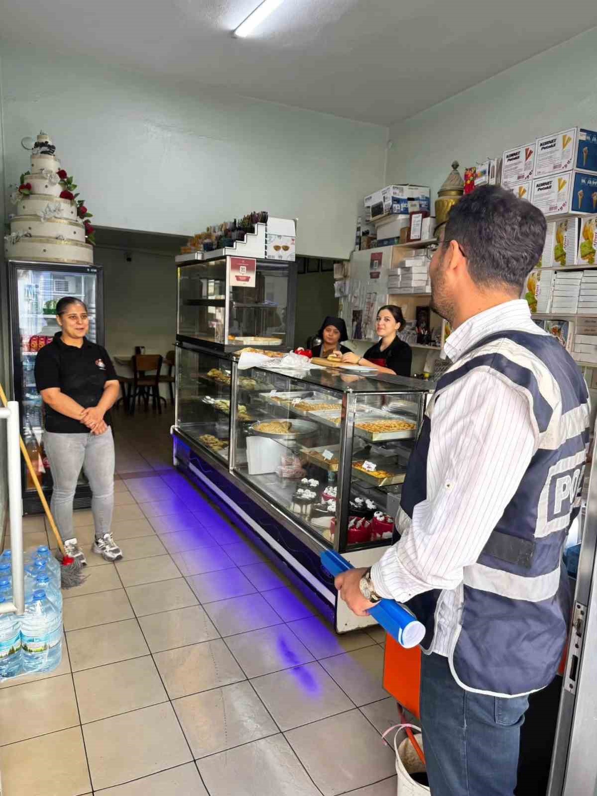 Aydın Karpuzlu\'da polis, para isteyen sahte polis, asker ve savcıya karşı uyardı.