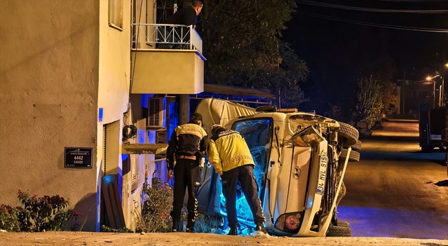 Aydın Nazilli'de aydınlatma direğine çarpan kamyonette 1 kişi öldü, 1 kişi yaralandı