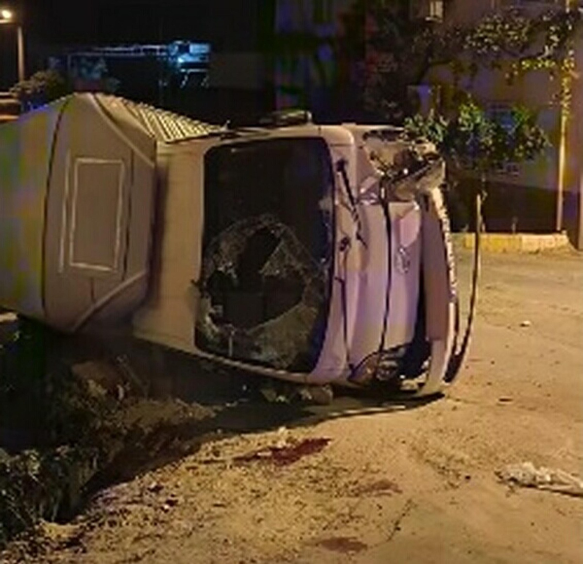Aydın Nazilli\'de kamyonet aydınlatma direğine çarptı, 26 yaşındaki sürücü öldü