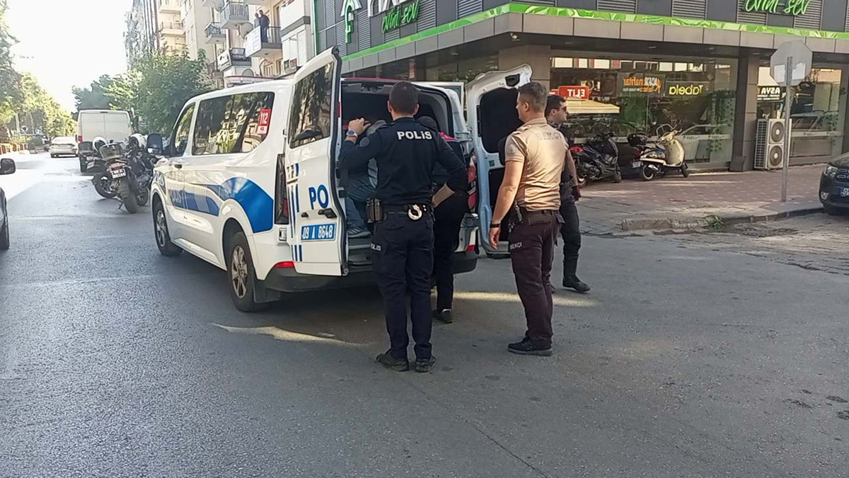 Aydın Nazilli\'de kovalamaca sonucu 2 şüpheli, uyuşturucuyla gözaltına alındı