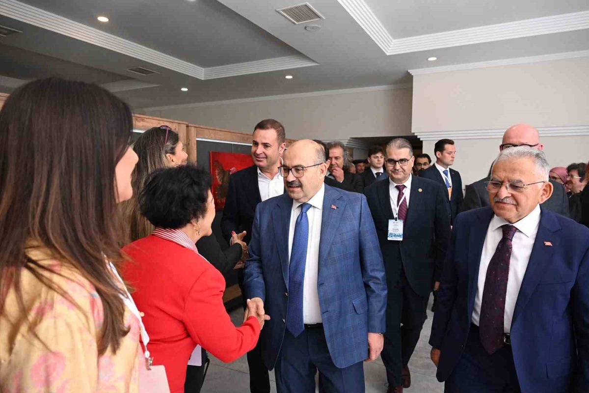 Balıkesir\'de törende Özden, Kent Konseyleri Birliği 18. dönem başkanlığını devraldı