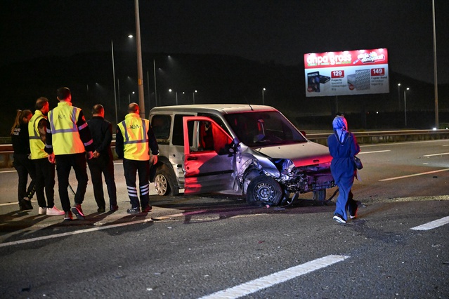 Başakşehir'de bariyer ve otomobile çarpan hafif ticari aracın sürücüsü öldü
