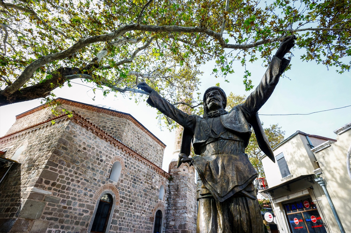 Adil Gürkaş, Bergama\'da 400 yıllık çınarın gölgesinde 47 yıldır esnaflık yapıyor