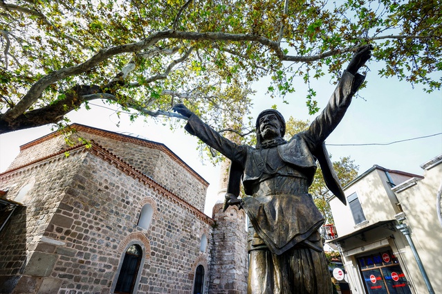 Adil Gürkaş, Bergama'da 400 yıllık çınarın gölgesinde 47 yıldır esnaflık yapıyor