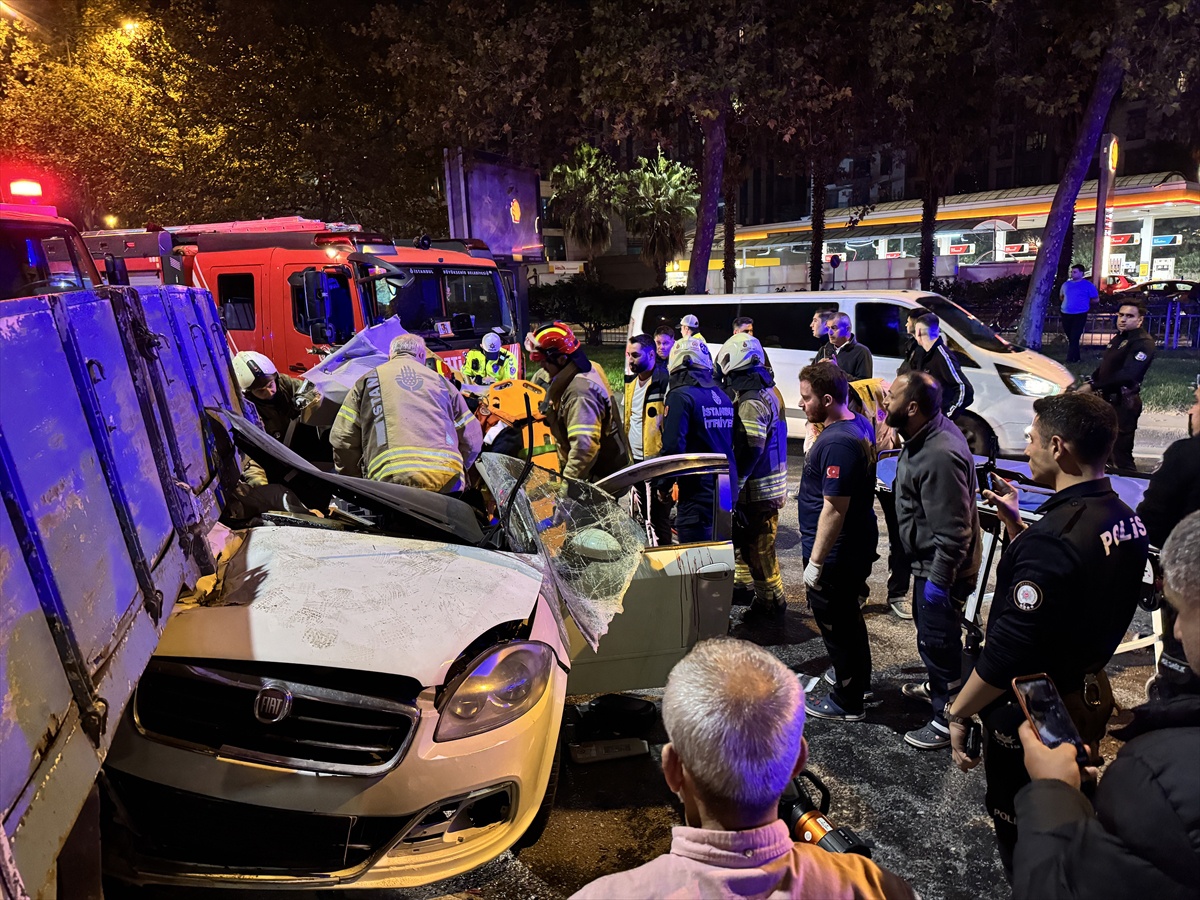 Beyoğlu\'nda taksiye arkadan çarpan otomobilde sıkışan 3 kişiyi itfaiye kurtardı