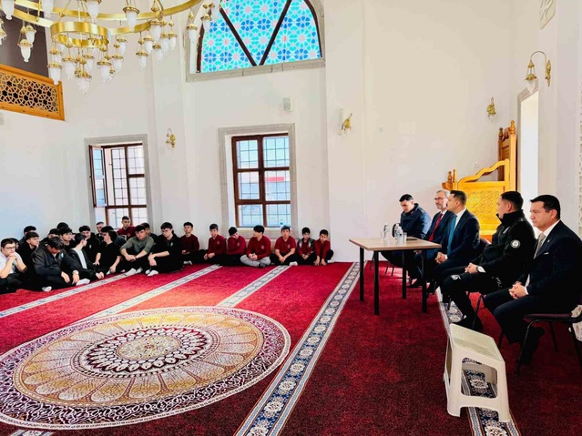 Bilecik Gölpazarı'nda Kaymakam Titiz, gençlerle sohbet edip görüşlerini dinledi